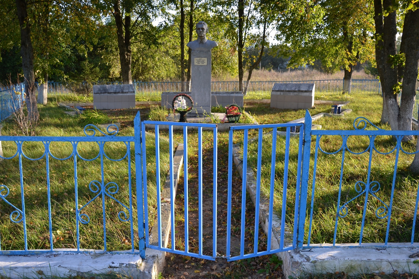 Мценск мелынь. Деревня Мелынь Мценского района. Мемориал Залегощь. Кладбище в Залегощи. Братская могила в д. Мелынь Орловской области.