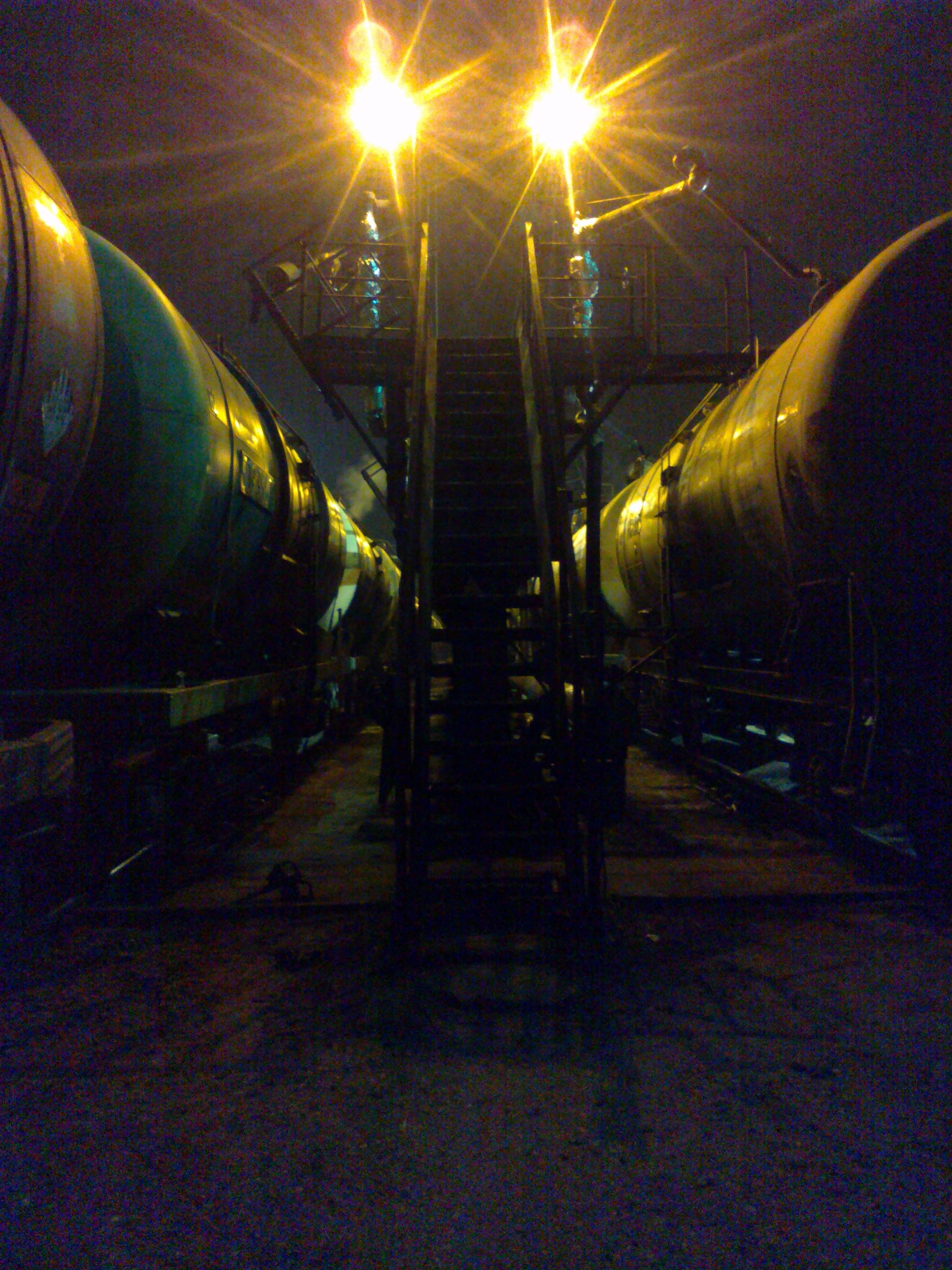 транспортировка опасных веществ. проверка цистерны. зачистка резервуаров от нефтешлама. проверка цистерны. поверка автоцистерн клеймо.