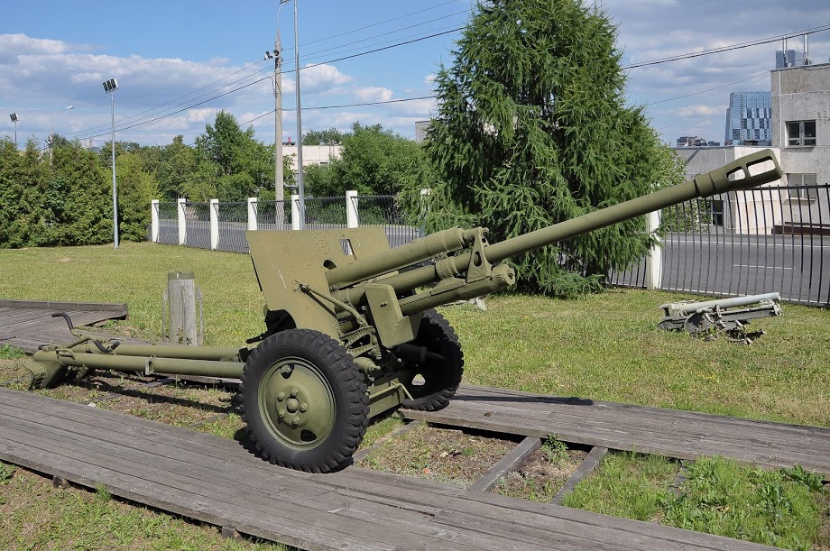 Soviet 76-mm divisional gun M1942 (ZiS-3) - Moscow