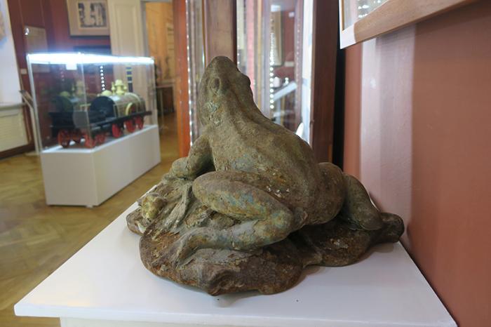 сквер 300 летия ораниенбаума. чугунная лягушка павловск. жаба спб. жаба спб. зеленая скульптура спб.