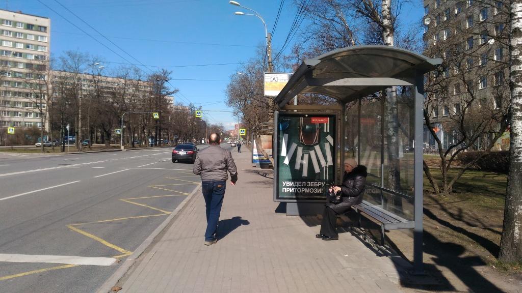 Напротив остановки. На автобусной остановке 9 мая. Автобусная остановка Гашека. Земский переулок автобусная остановка. Остановка центр здоровья детей.