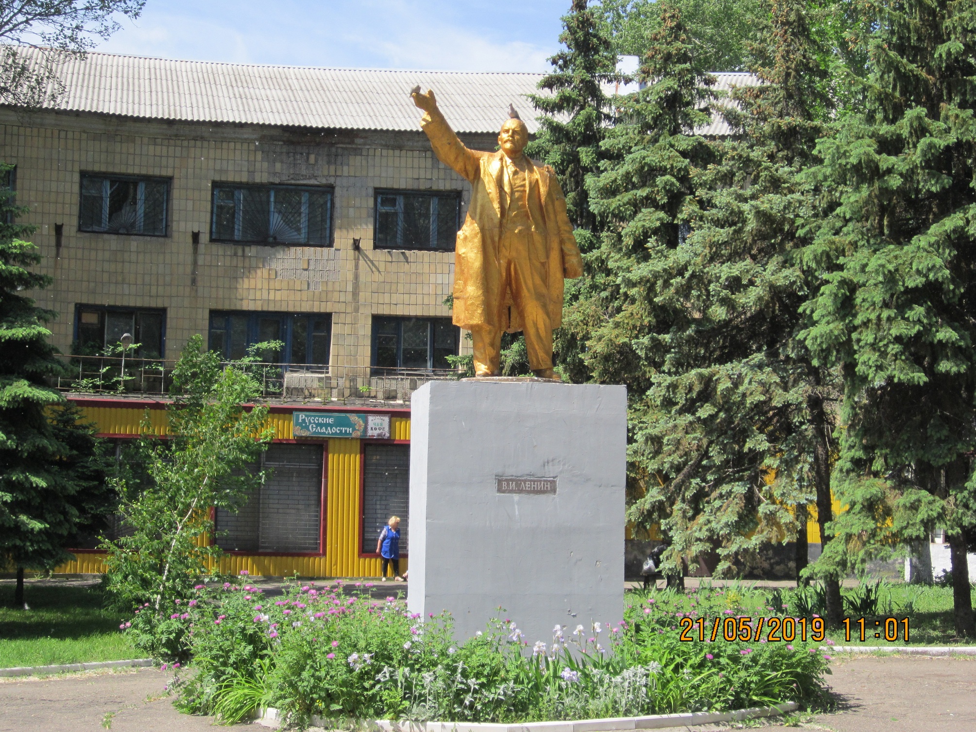 Ленино донецкая область. Марганец Украина памятник Ленину. Памятник Ленина г Донецк РФ. Памятник Ленину в центре Донецка. Памятники скульптуры в Макеевке.