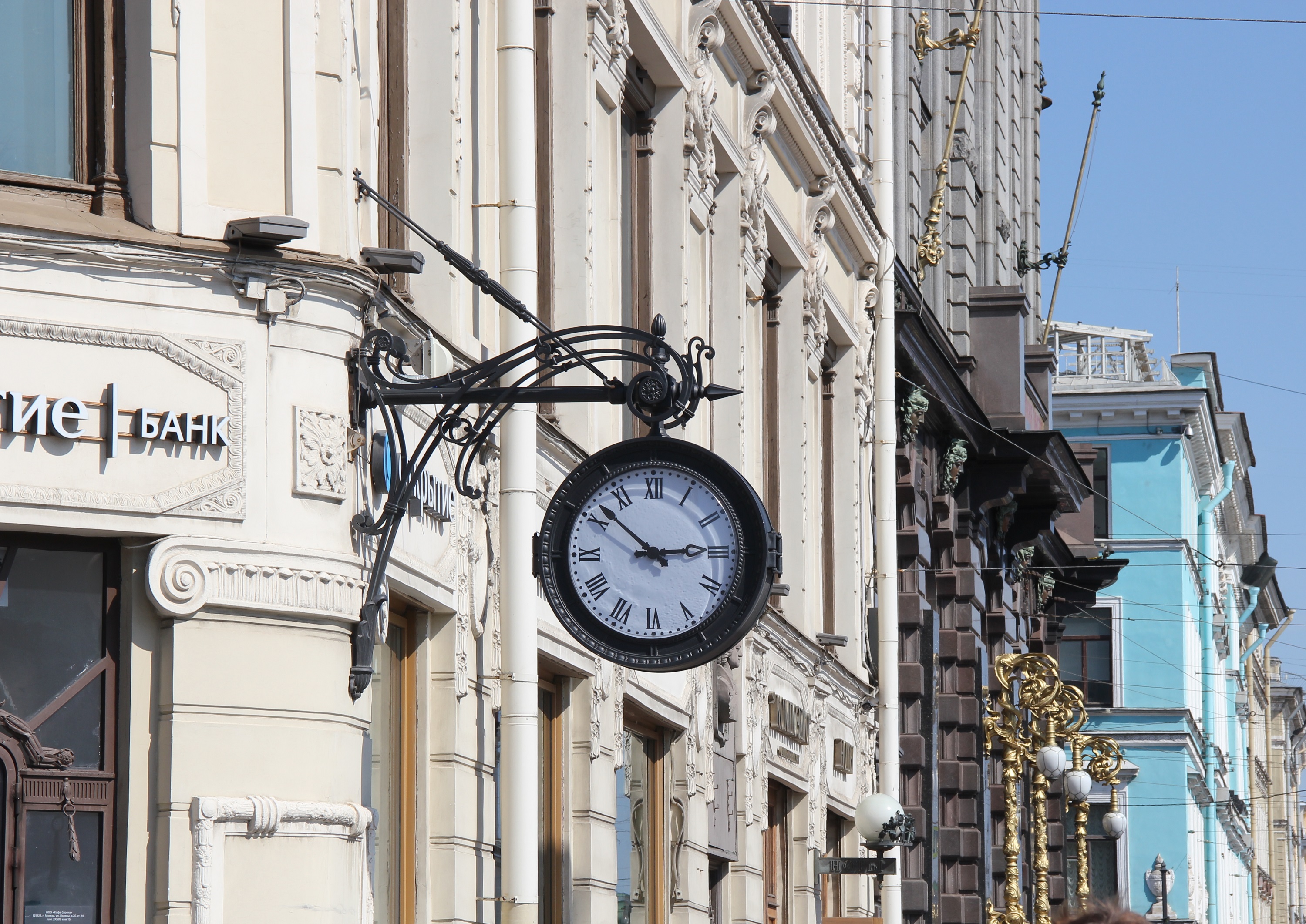 Часы на малой Конюшенной в Санкт-Петербурге