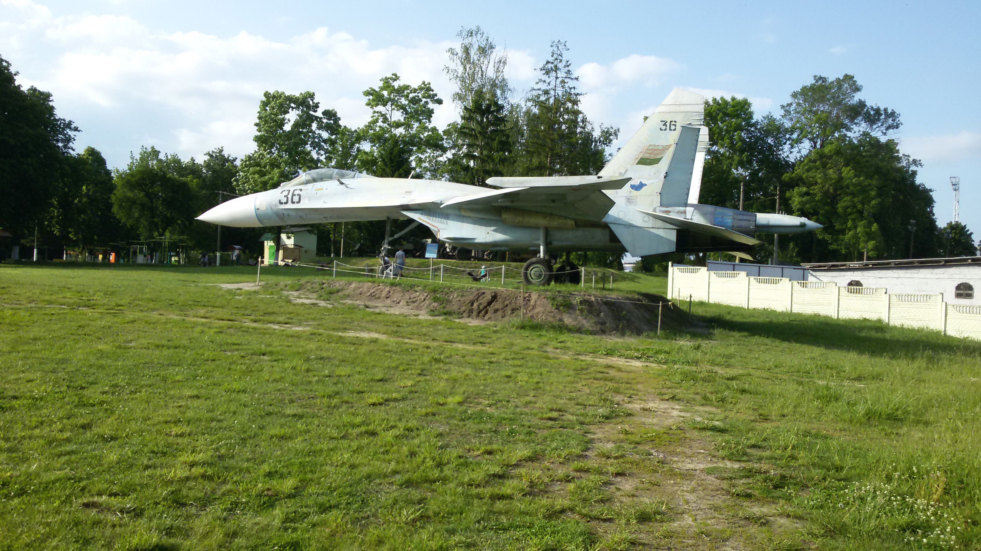 Парк пинска. Парк отдыха самолет. Самолет в парке Пинск. Город Пинск парк военную технику. Стелла Су-27 на Минском шоссе.