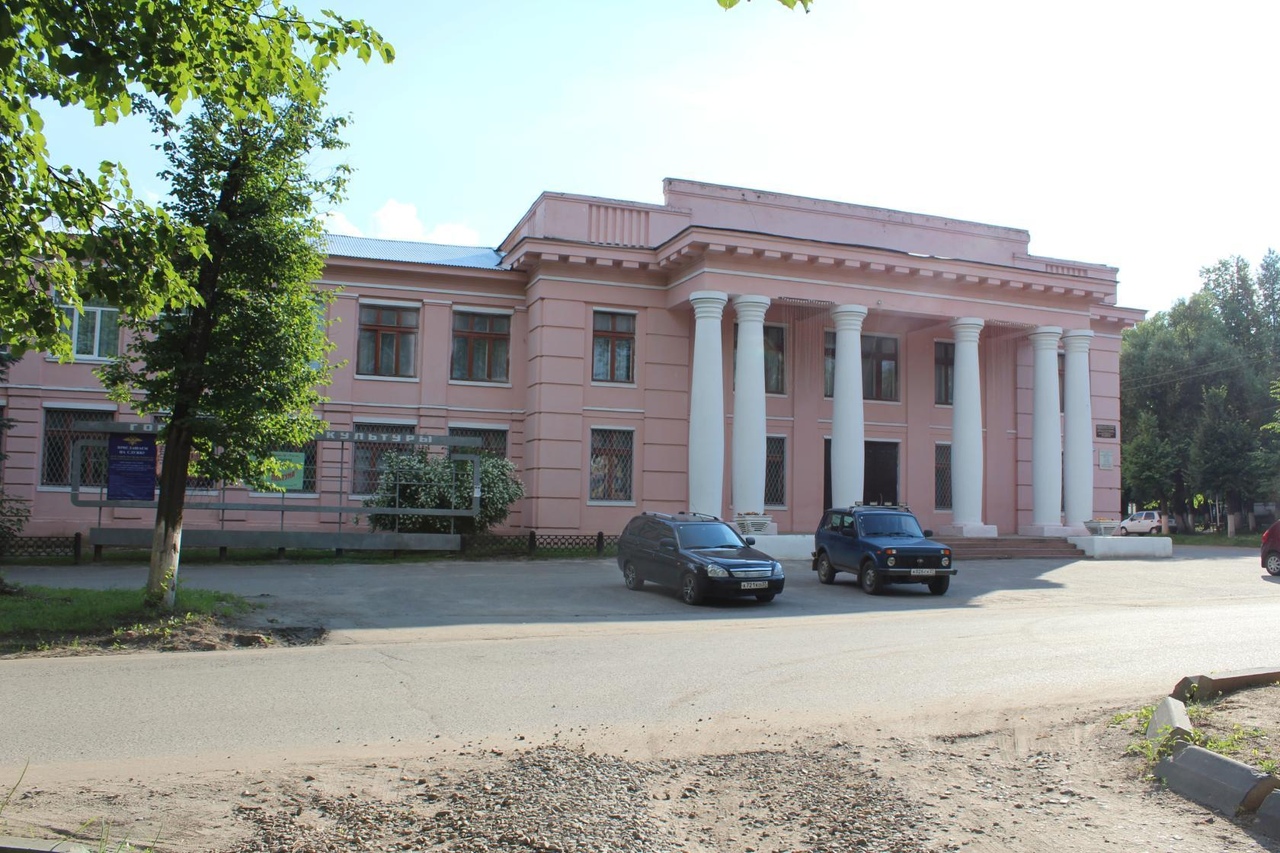 Г комсомольское. Городской дворец культуры Комсомольск. ГДК Комсомольск Ивановской области. Дом культуры Комсомольск Ивановская область. Полтавская область город Комсомольск дворец культуры.