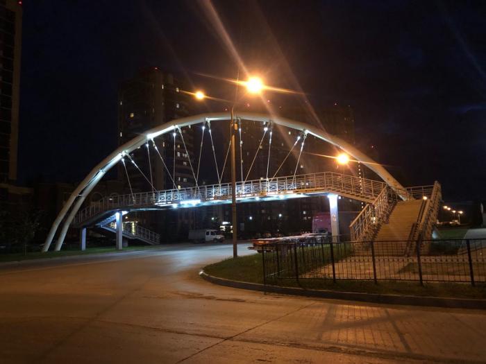 Мост в родниках. Пешеходный мост Родники Новосибирск. Мост на Родниках Новосибирск. Мост на Тюленина Новосибирск. Мост на 6 микрорайоне Новосибирск.