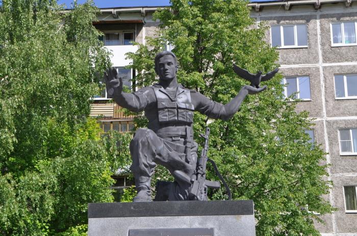 Месяц ревда свердловская область. Памятники города Ревда. Памятник воинам интернационалистам Ревда. Памятники в Ревде Свердловской области. Достопримечательности Ревды Свердловской области.