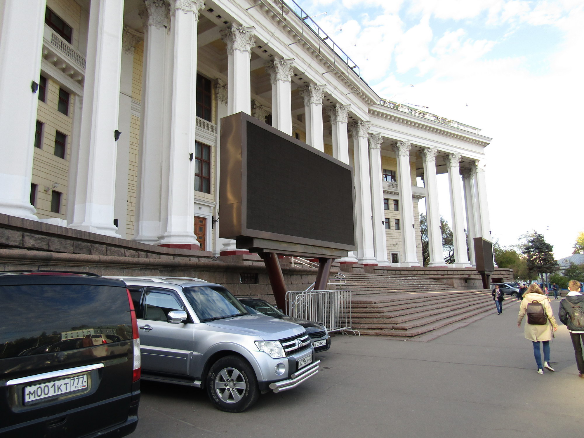 Экран москва. Суворовская площадь 2 театр Российской. Стоянки у театра Российской армии. Театр Российской армии парковка. Центральный Академический театр Российской армии Камчатка.