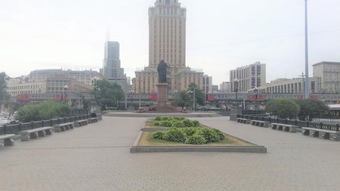 Площадь ру. Сквер на Комсомольской площади в Москве. Парк возле площади трех вокзалов. Парки и скверы в Москве около площади трех вокзалов Москвы. Японские семена Комсомольской площади в Москве.