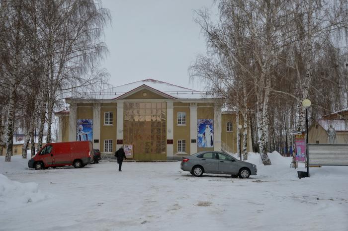 Погода в алнашах на неделю. Алнашский дом культуры. Алнаши РДК. Центр культуры и искусства Алнашского района. Музей Красильникова в Алнашах.