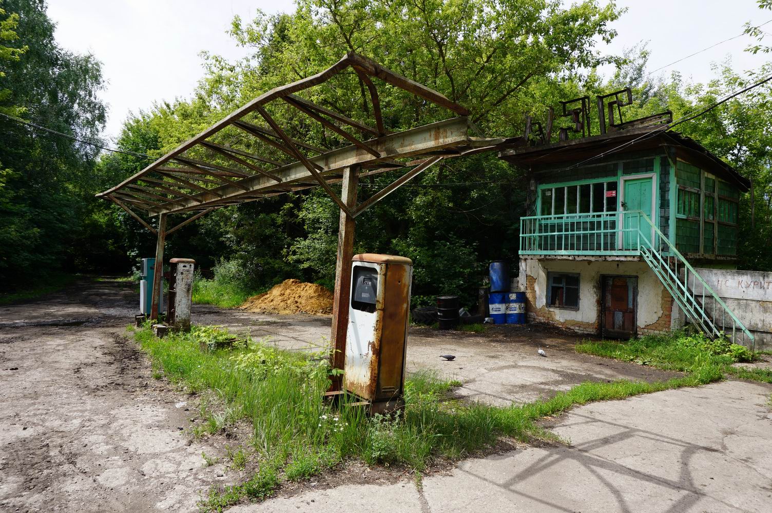 На сельской станции. Заброшенный заправка в Федоровке. АЗС 71 Федоровка. Спортивная 6 Фёдоровка. Федоровка 50а.