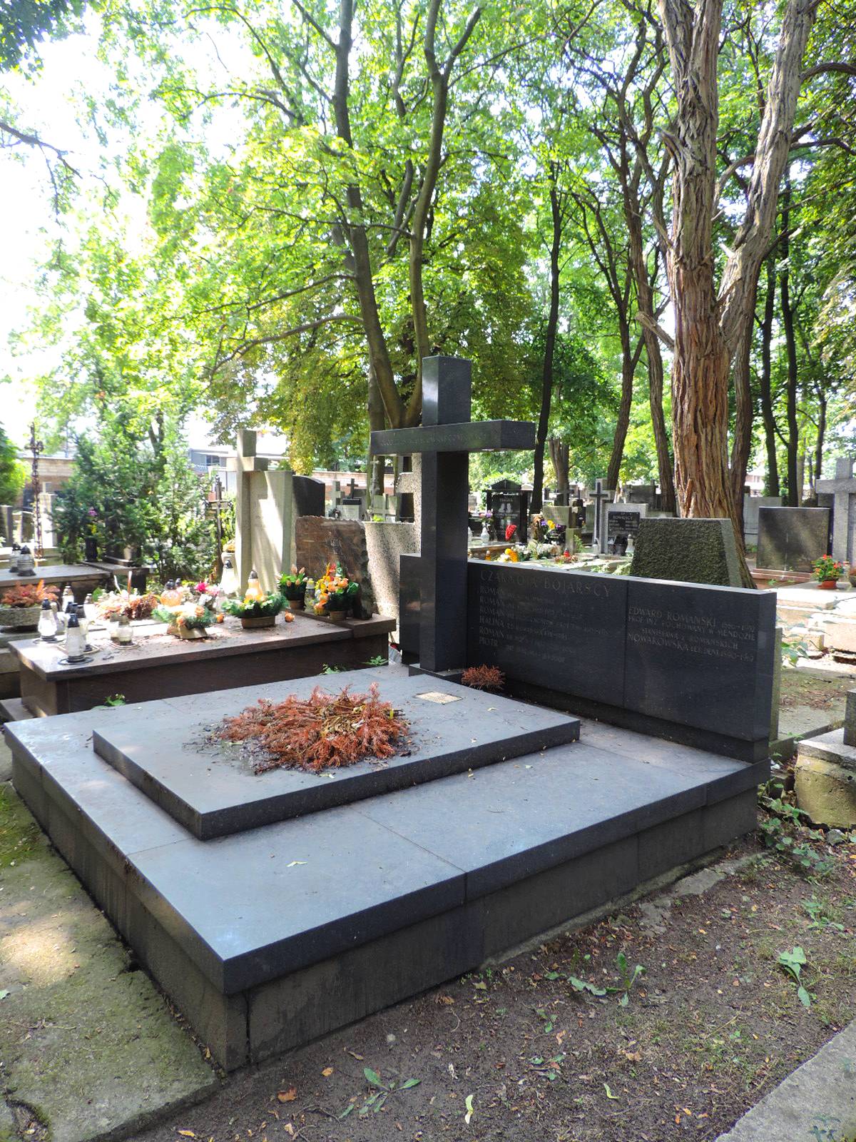 The grave of Bojarski family - Warsaw | cross