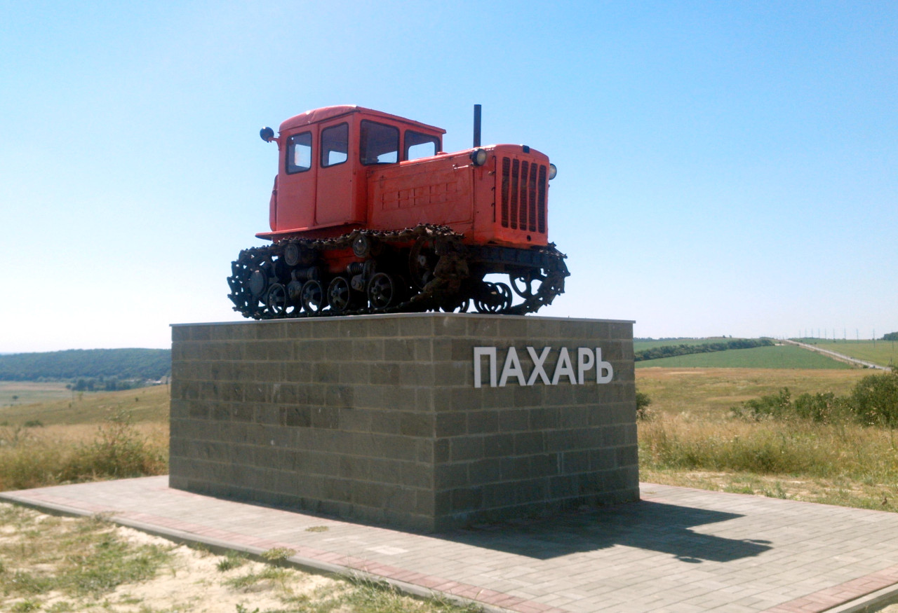 Изображение трактора на памятнике