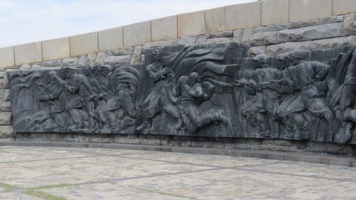 Памятная стена. Военный барельеф. Барельеф в честь освобождения Минска. Барельеф на белорусском вокзале.