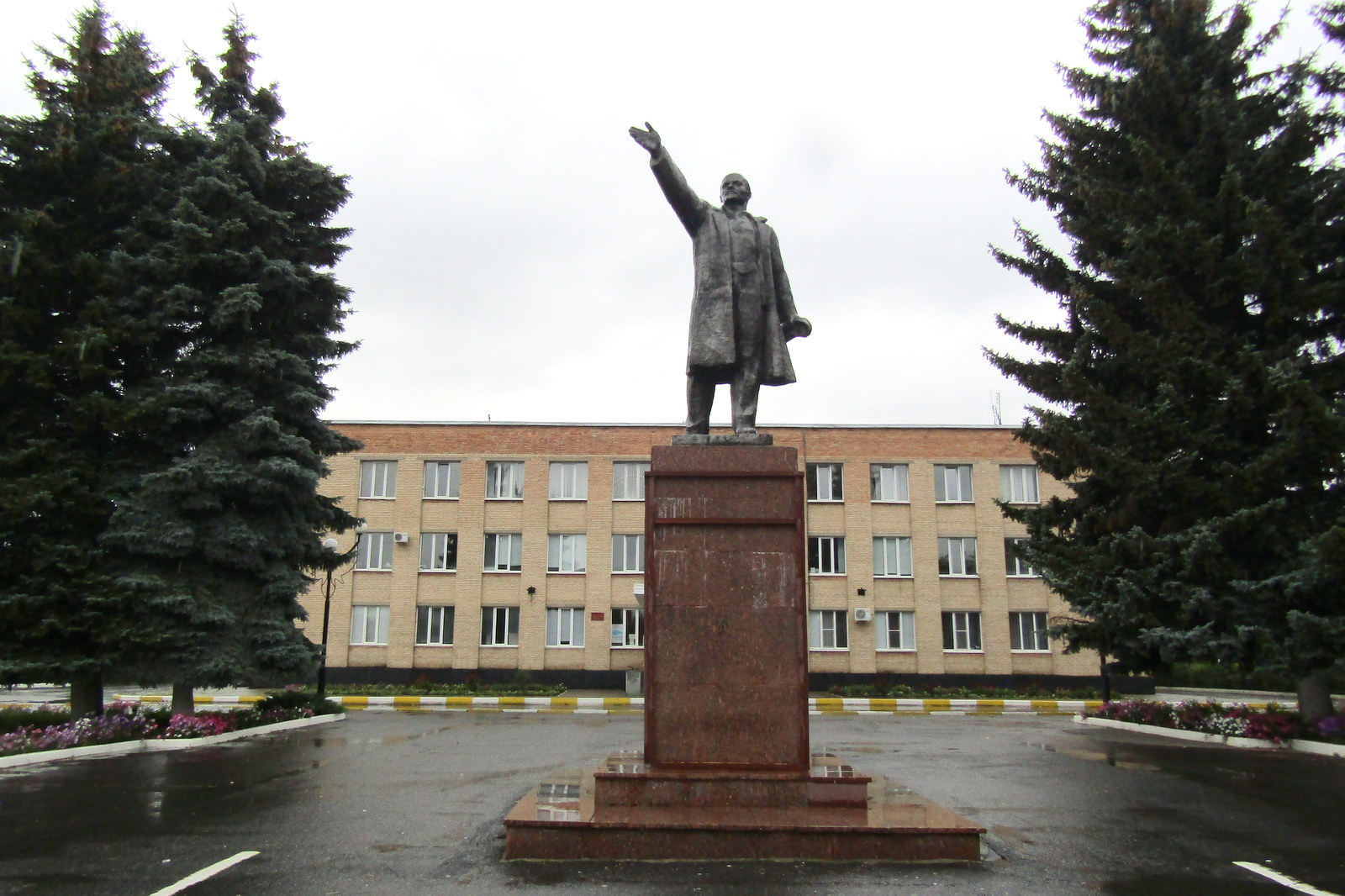 Ленинская область. Поныри памятник Ленину. Памятник Ленину в Валуйках. Памятник героям саперам Поныри. Шексна центр памятник Ленина.