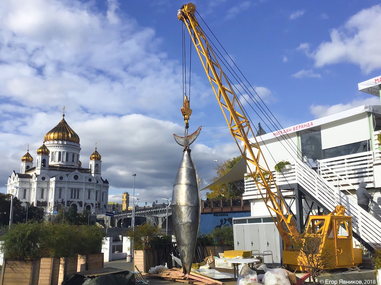 Автокран москва. Кран 2561. На кране московские в. МГУ И краны. Кремль с кранами.