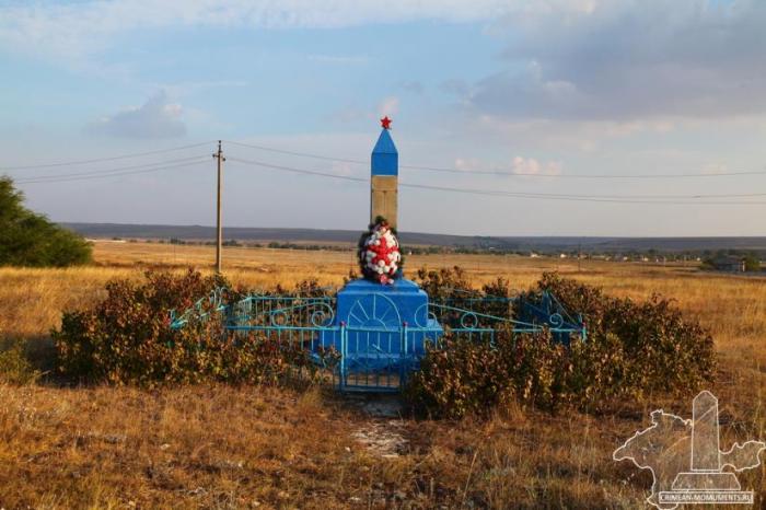 Село ленинское крым. Памятники села Янтарное Красногвардейского района Крым. Памятники Октябрьское Красногвардейский район Крым. Село Ленинское Красногвардейский район Крым. Памятник Кубракову в Янтарном.