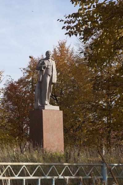 База зеленино пермь. Верхнеуральск памятник Ленину. Урень памятник Ленину. Зеленино Калужская область. Памятник Ленину в деревне.