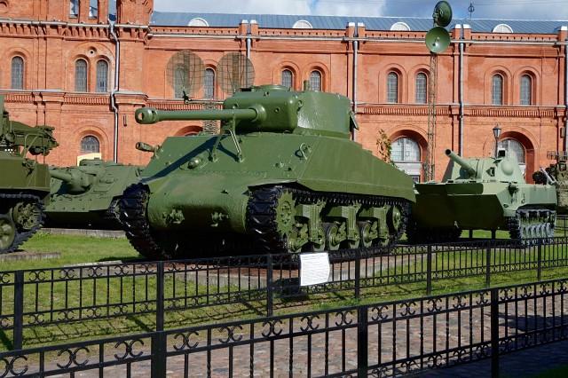 Автомобиль танк спб. Танк Шерман музей артиллерии. Шерман в артиллерийском музее. Шерман в артиллерийском музее в Питере. М4а2 Шерман в музеях.