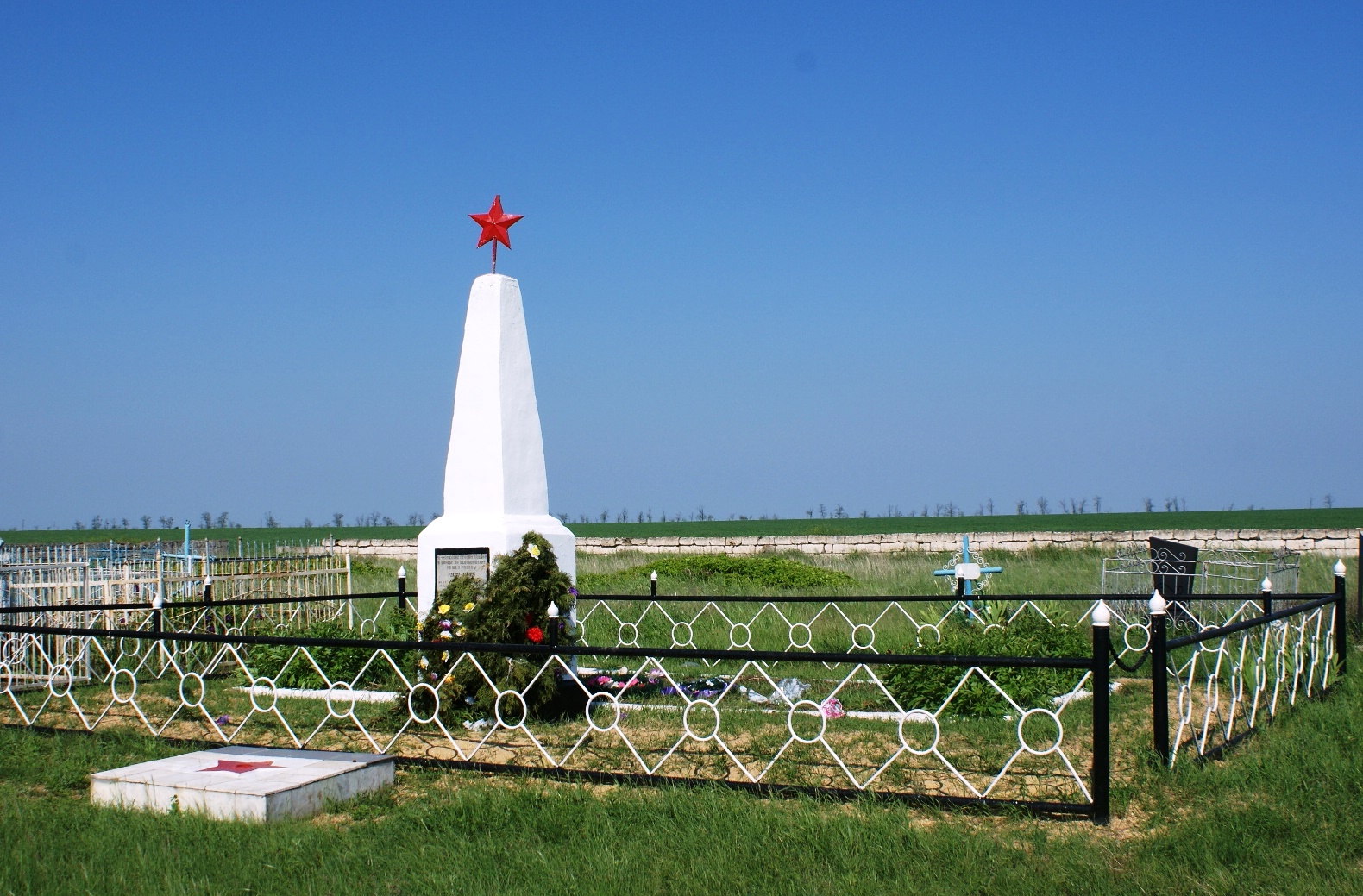 Братское сельское поселение. «Братская могила советских воинов 1941 – 1943 г.г.» село Октябрьское. Братская могила советских воинов с. Октябрьское Крым Советский район. Братская могила советских воинов Ишунь. Братская могила советских воинов с Лазаревка Крым Советский район.