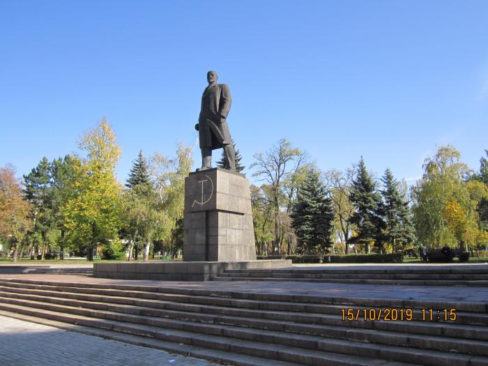 Лео макеевка. Памятник Ленину Макеевка. Памятник Ленину Каменск Уральский. Памятник Ленину Ступино. Площадь Ленина Макеевка.