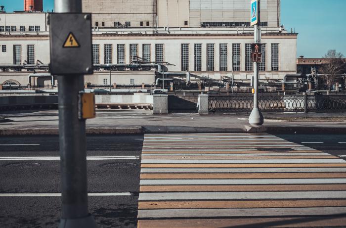 Московский пешеход. Исторические здания Москвы с пешеходным переходом. Сенинские Дворики пешеходный переход. Переход пешеходный Покровка. Пешеходный переход дворец камера? Мелехов.