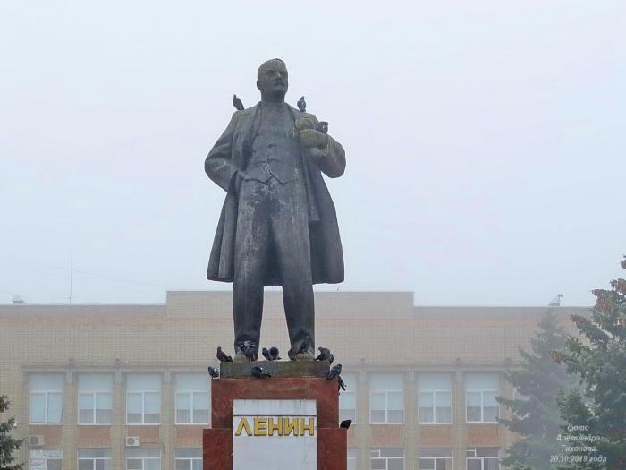 Фото аксай ленина. Памятник Ленина Аксай Ростовская область. Памятник Ленину город Аксай. Город Аксай Ростовской области памятник лен. Памятник врачу в Аксае Ростовской области.