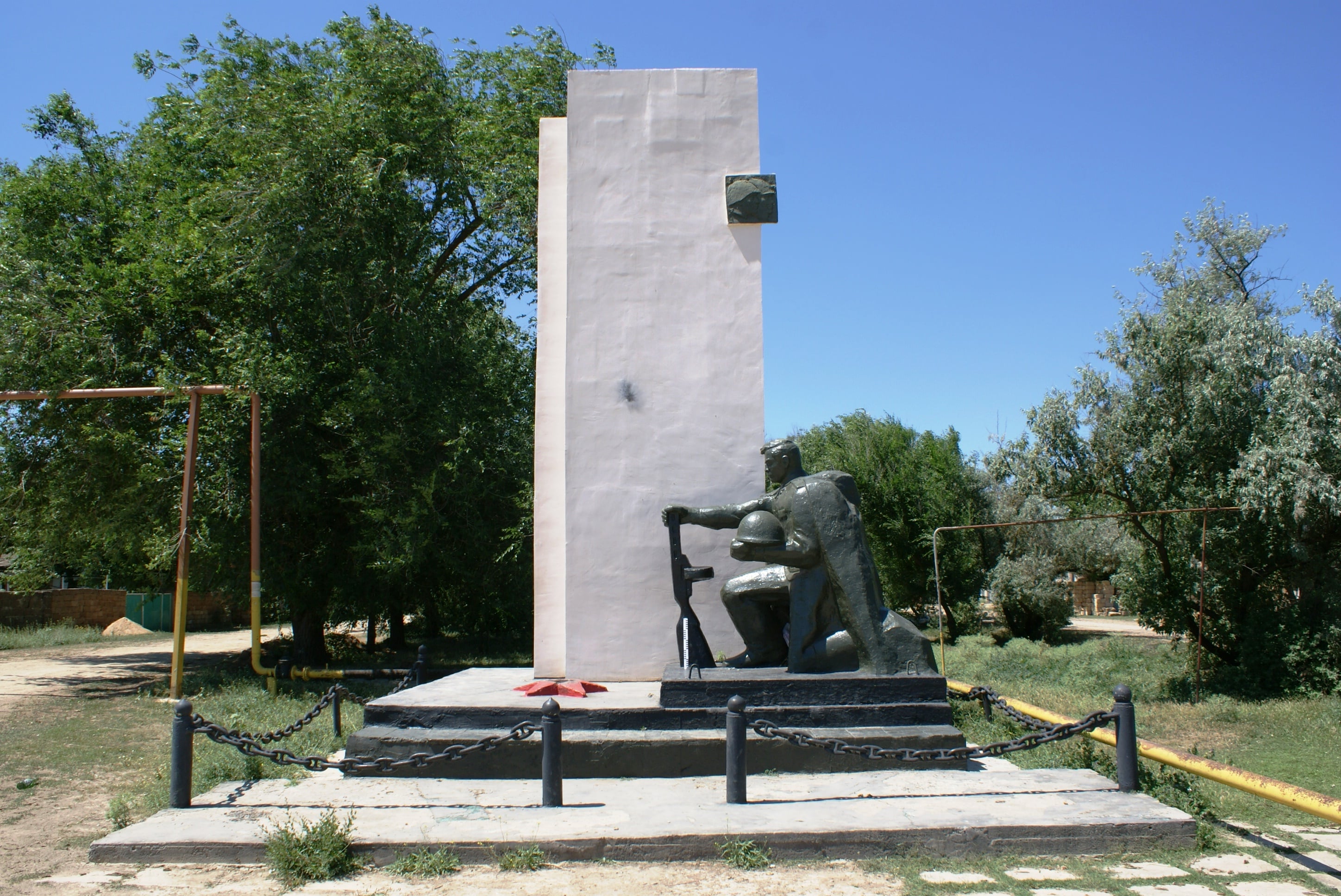 Село сакское. Сакский район памятники. Сакский район монумент. С Митяево Сакский район памятники ВОВ. Крым, Саки, памятник воинам.