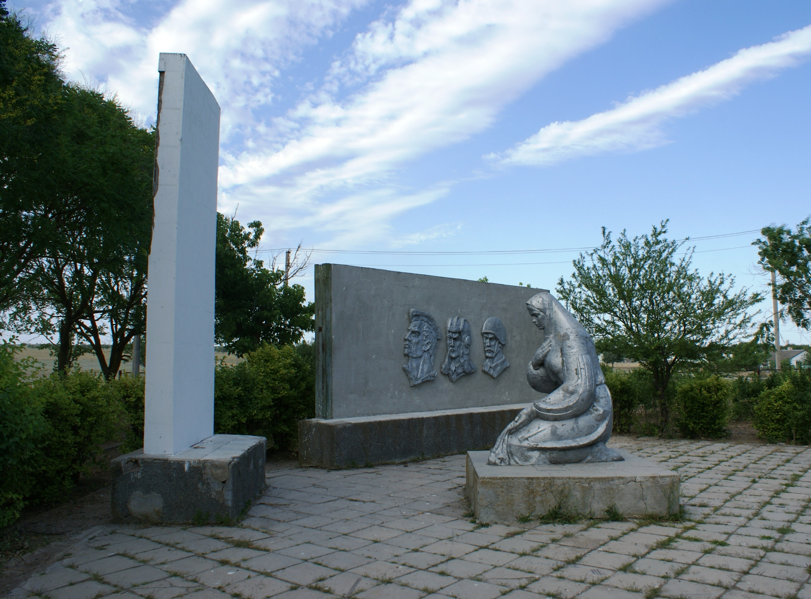 Село сакское. Вересаево Сакский район. Сакский район памятники. Село Вересаево Сакский район Крым. Сакский район монумент.