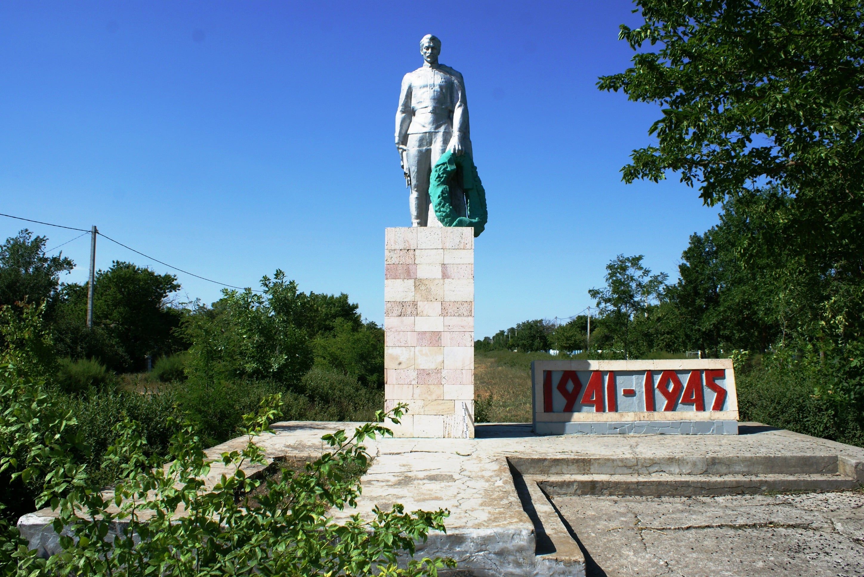 Село сакское. Село Виноградово Сакский район. Сакский район памятники. Крым село Виноградово. Виноградово Крым Сакский район Церковь.