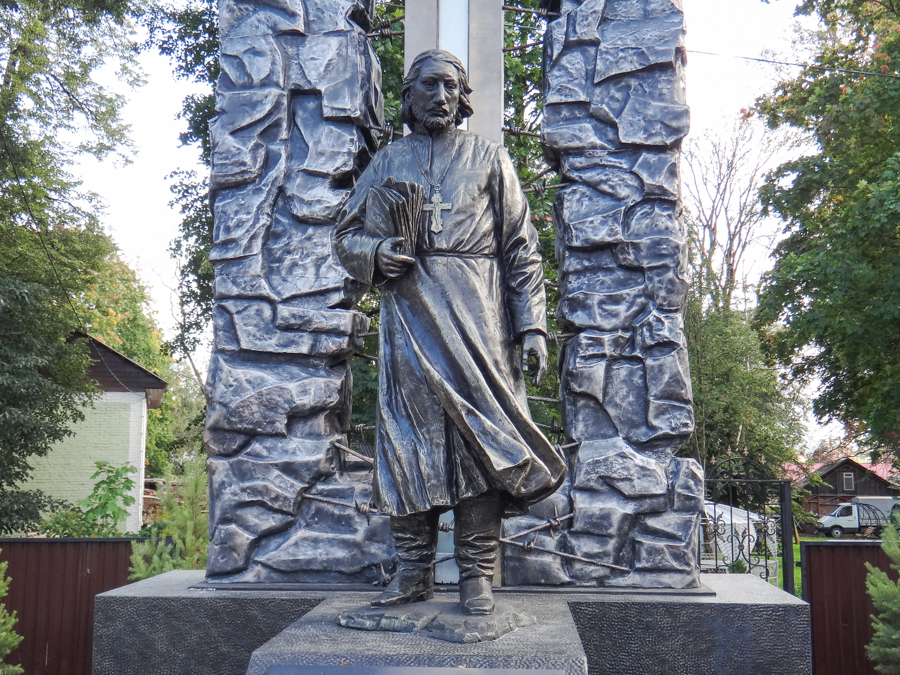 Памятники города сергиев посад. Памятник Флоренскому Сергиев Посад. Памятник Павлу Флоренскому в Сергиевом Посаде. Памятник Кузнецову Сергиев Посад. Пришвин бронзовый памятник в г. Сергиев Посад.