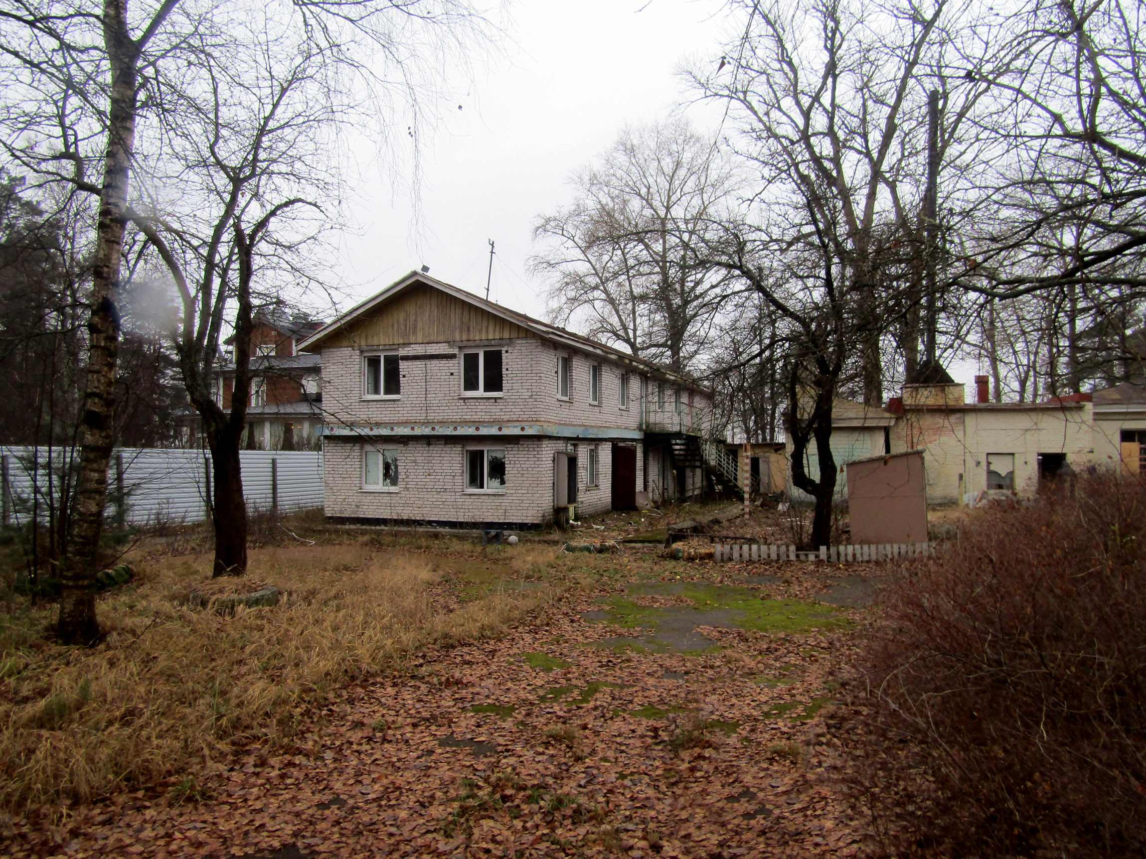 заброшенный пионерлагерь сестрорецк. детский лагерь в сестрорецке. дача витцеля в сестрорецке лагерь. лагерь сестрорецк. лагерь юный связист сестрорецк.