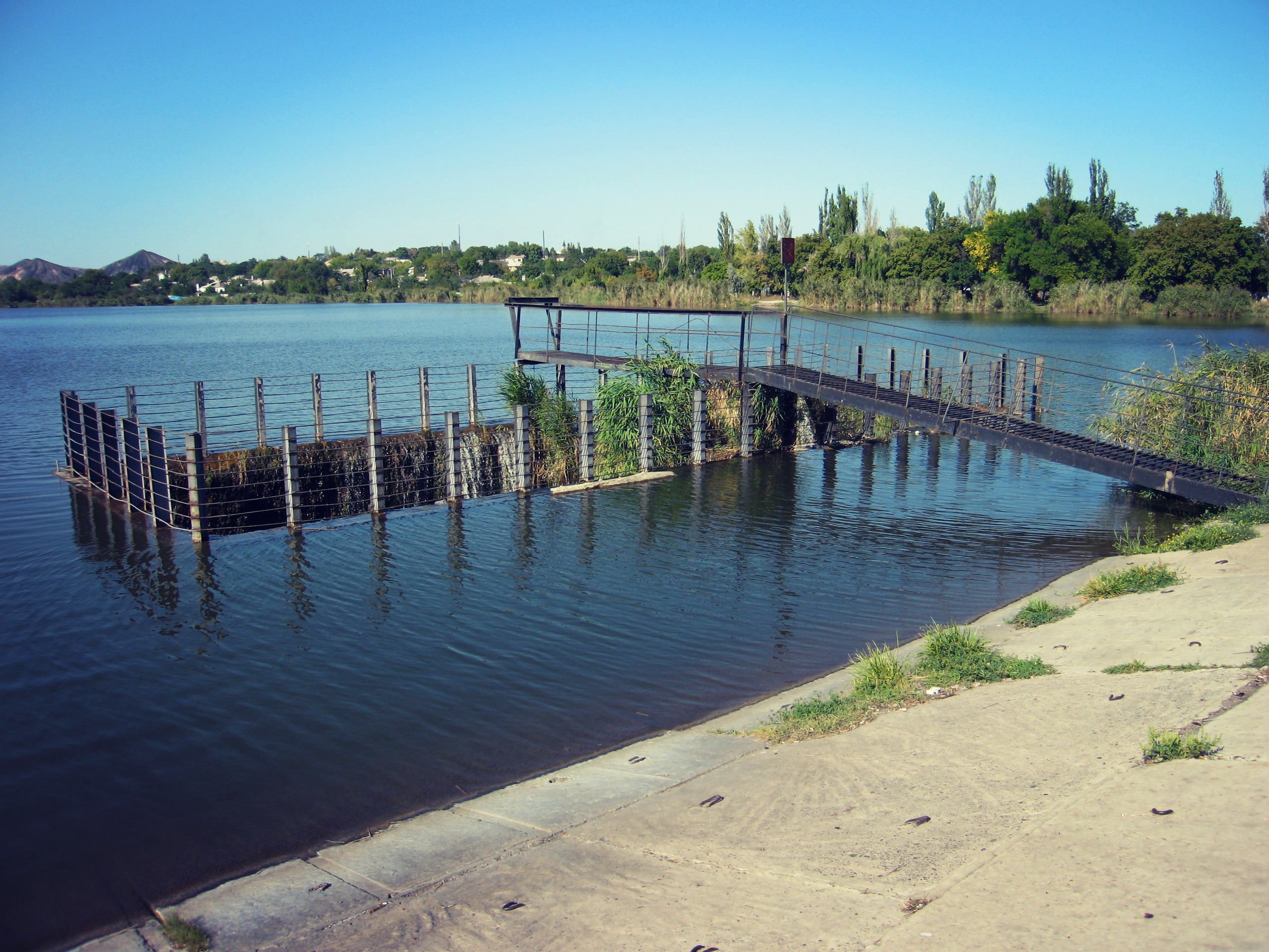 Курахово донецкая область. Курахово водослив. Курахово Донецкая область красивые места. Водослив пляж. Курахово водослив прыжки.