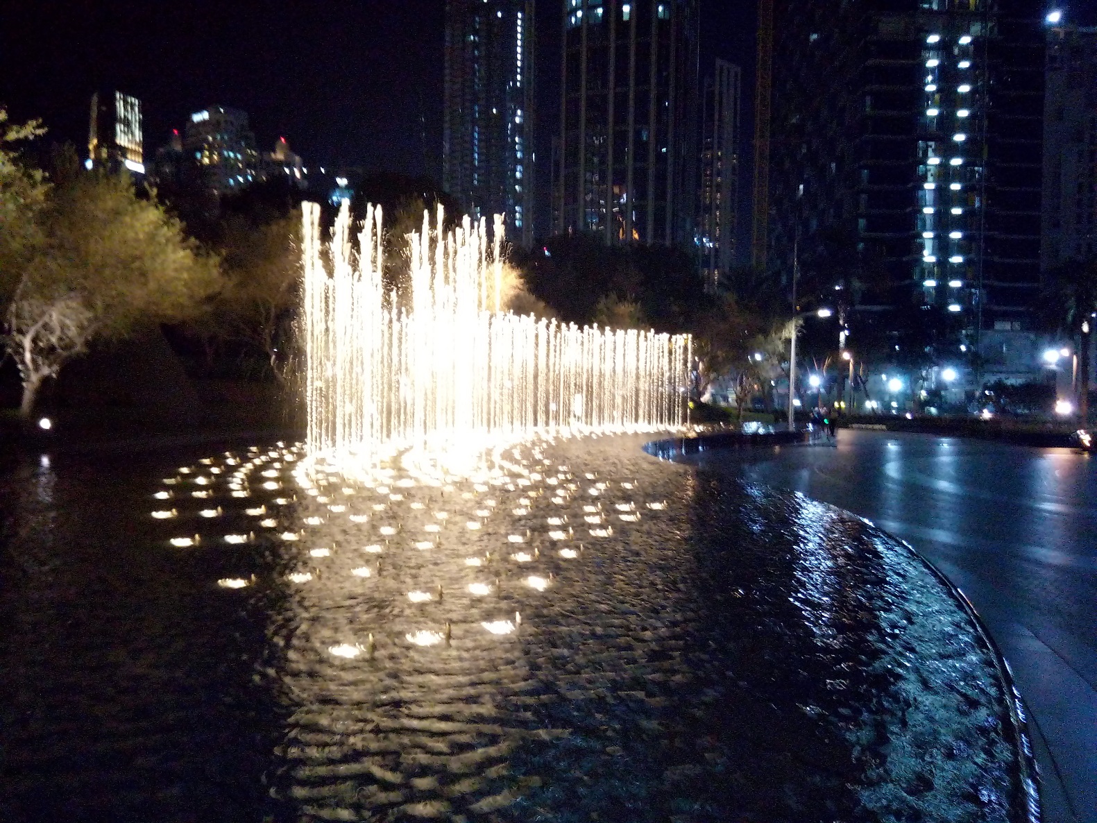 Main Entry Watercourt Fountains - Dubai