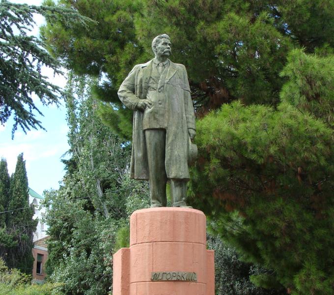 Горький алушта. Памятник Горькому в Алуште. Парк Приморский памятник Горькому. Приморский парк Алушта памятник Николаю. Алушта Горького 28 памятник.