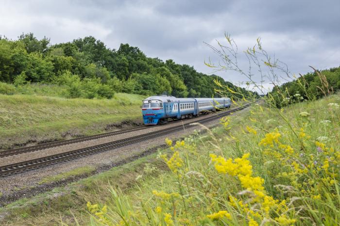 Локомотив поезд. Чс7 тч-1. Депо сухум 2003. Август жд. Поезд киев севастополь фото.