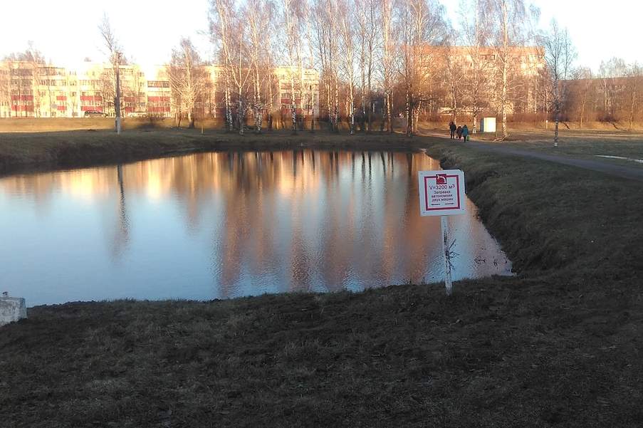 Пожарный водоем. Пожарный водоем на участке. Пожарный водоем фото. Ладога Псков пожарный водоем. Пожарный водоем в армии.