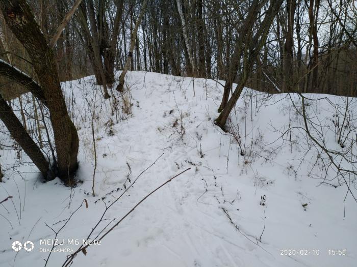 бруствер окопа. высокая насыпь. песчано земляное. пирамида силбери хилл. сооружение лесных дорог.