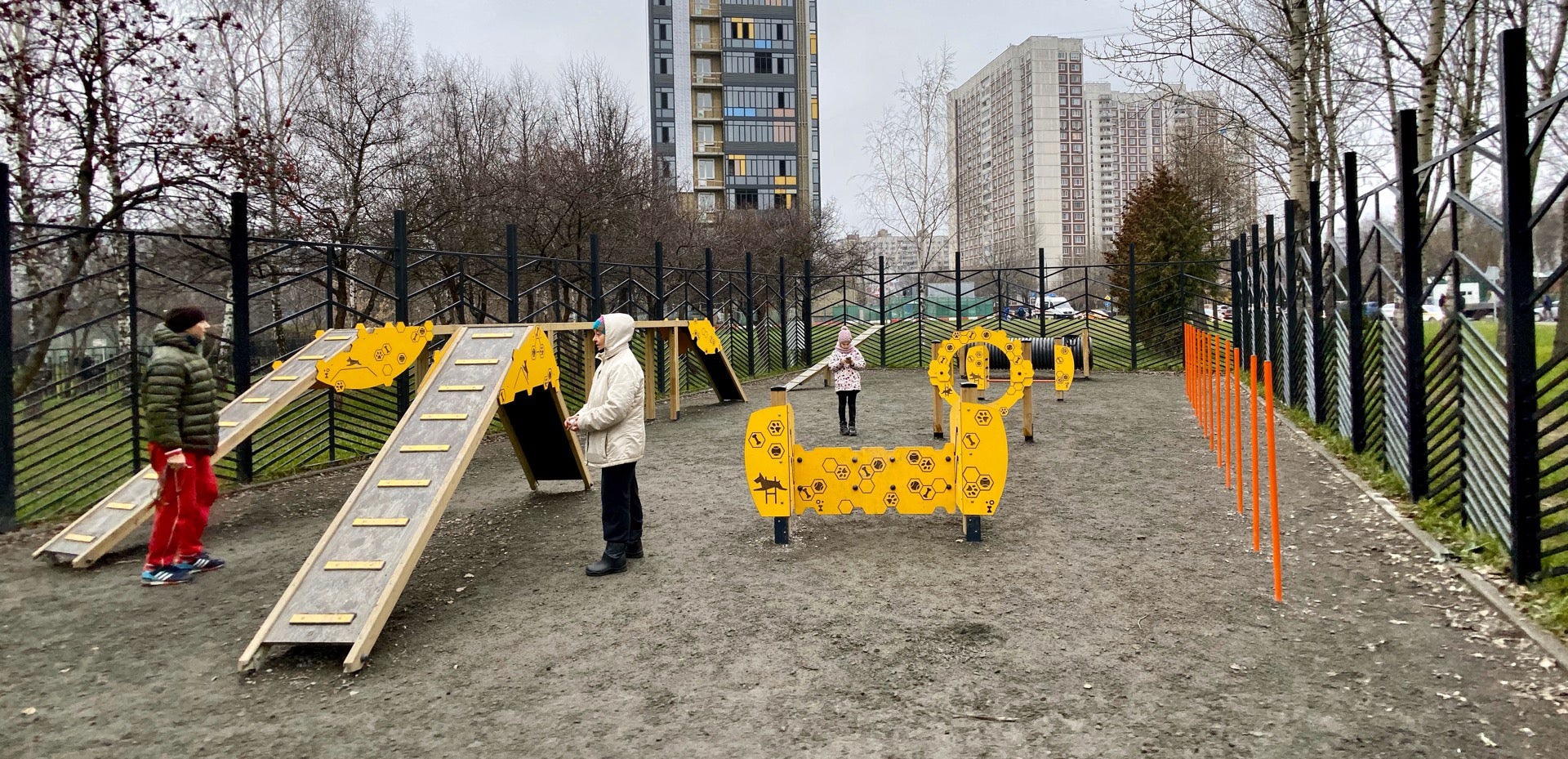 Москва в собачьем. Собачья площадка в Москве. Собачья площадка в Долгопрудном. Собачьи площадки в Екатеринбурге. Площадка для выгула собак Москва.