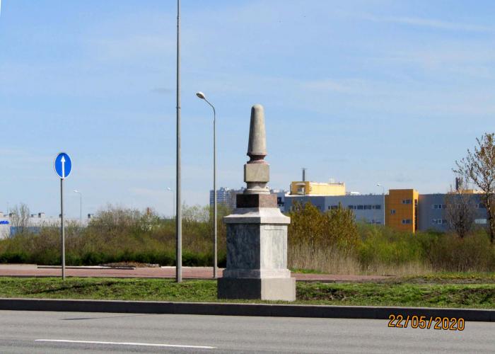 9 столбов. Верстовые столбы в Санкт-Петербурге на Пулковском шоссе. Верстовые столбы Московское шоссе. Верстовые столбы на Пулковском шоссе 13. Стела монумент указатель.