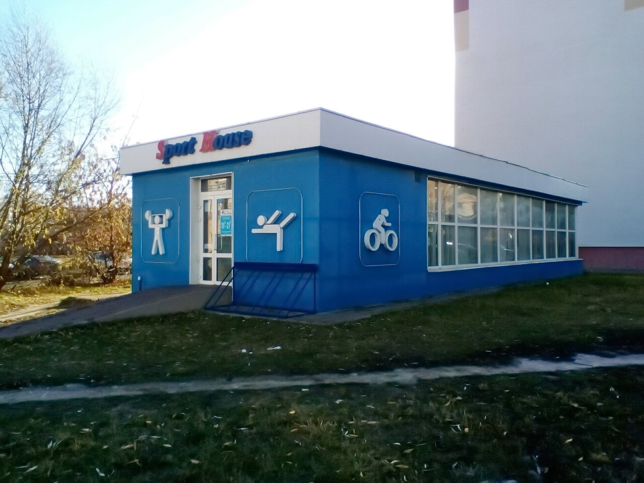 Sport house. Спорт Хаус Казань. Sport House Казань Адоратского. Проспект Победы 136 б Казань. Восстания 18а Казань спорткомплекс.