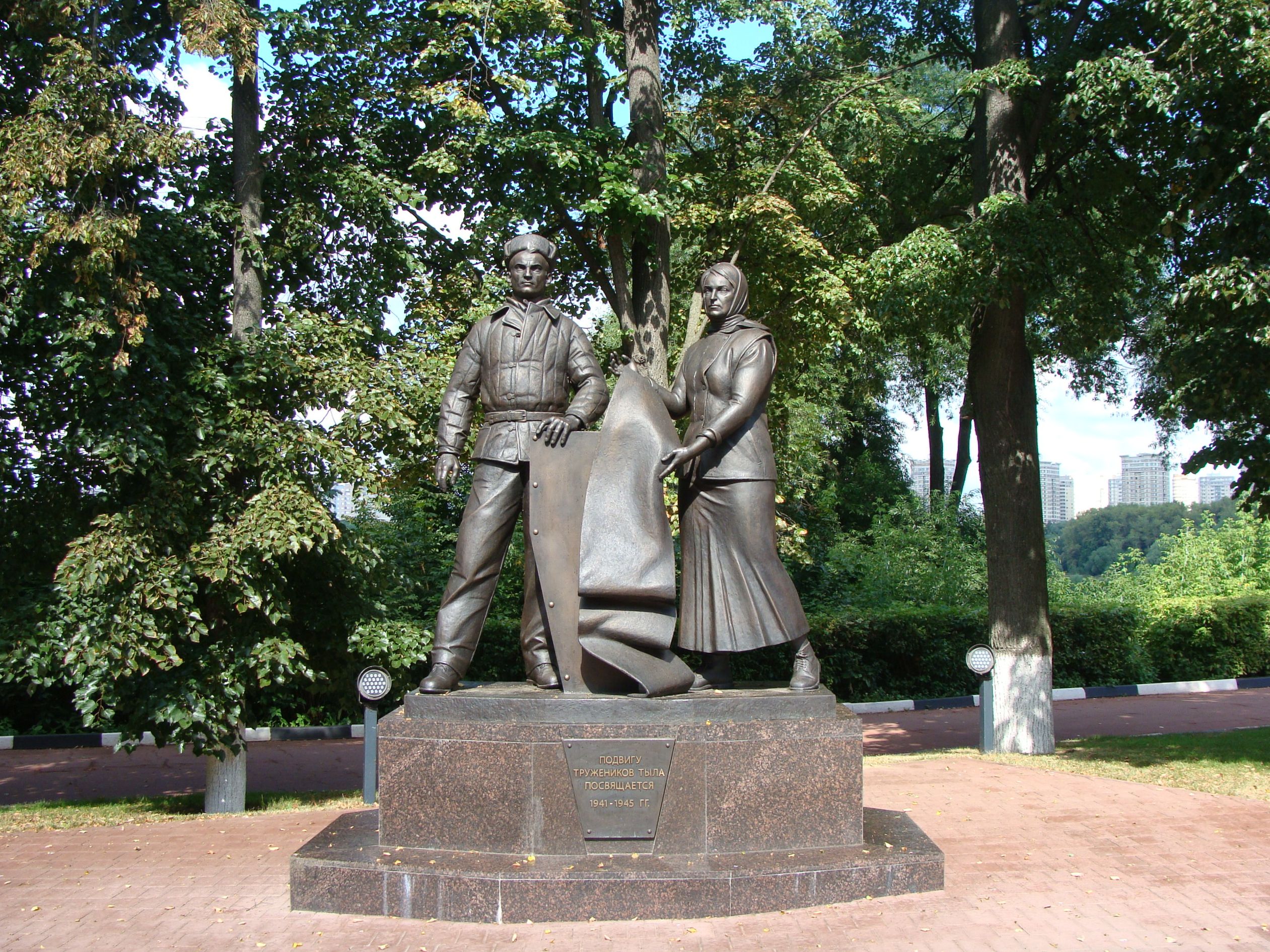 Древние памятники раменского. Мемориал труженикам тыла Раменское. Памятник труженикам тыла в городе Раменское. Труженики тыла Раменское. Раменское памятник подвигу труженикам тыла посвящается.