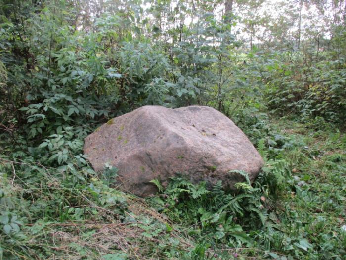 Л ю б 2. Камень Лили БРИК. Лиля БРИК Бушарино. Камень Лили БРИК В Звенигороде. Крупный камень-валун с надписью л.ю.б.