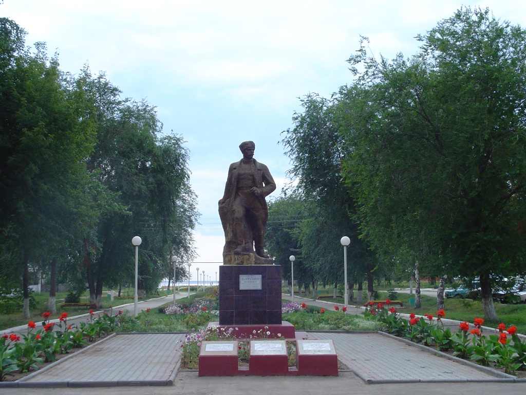 Погода в духовницком районе саратовской. Духовницкое памятник Баулину. Поселок Духовницкое Саратовская область. Памятники Духовницкое Саратовской области. Р П Духовницкое Саратовская памятники.