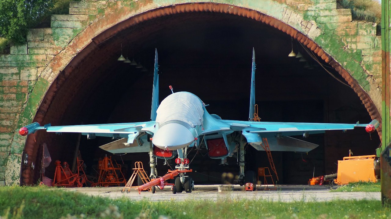 Авиа про военное обозрение. Капониры Су-34. Су 34 в ангаре. Су-24 в капонире. Воронеж аэродром Балтимор укрытия для самолетов.