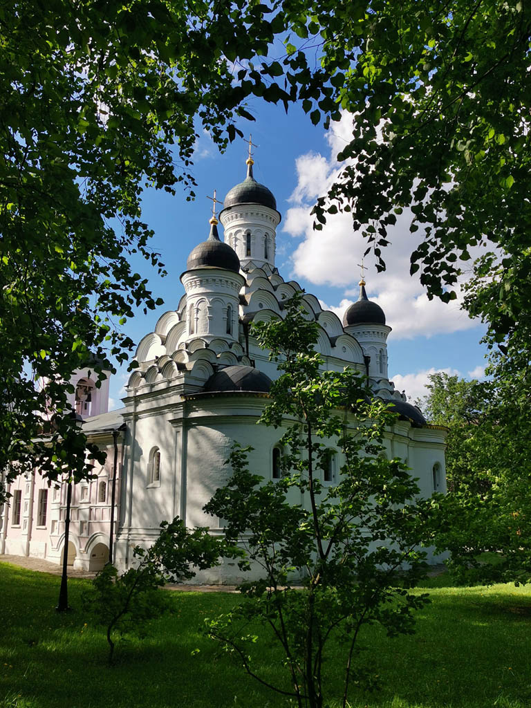 Храм живоначальной троицы в хорошеве. Троицкий храм в Хорошеве. Храм Живоначальной Троицы в Хорошёве. Храм Живоначальной Троицы в Хорошеве архитектура. Храм Живоначальной Троицы в Хорошеве пляж.