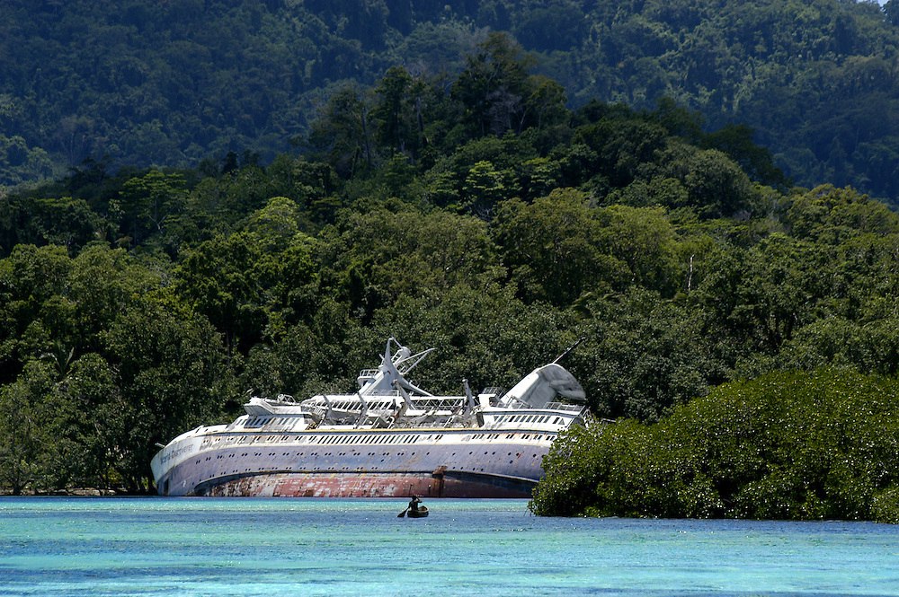 Корабль "World Discoverer", Соломоновы острова. Лайнер World Discoverer на Соломоновых островах. World Discoverer у Соломоновых островов. Круизный лайнер ворлд Дискавери заброшенный.