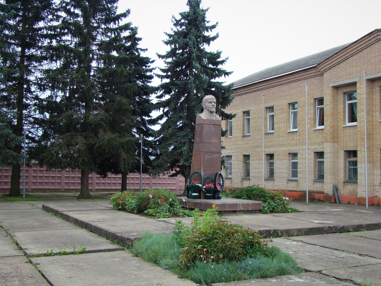 Вузы в рудне. Первый памятник Ленину. Памятник Ленину в Подосиновце. Переделали памятник Ленину. Памятник л=Енину.