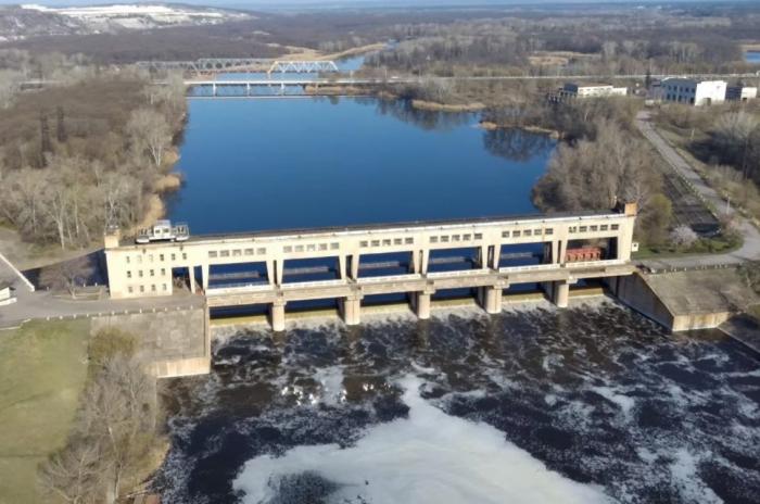 Водохранилища украины. Северский Донец водохранилище. Водопровод Северский Донец Донбасс. Дамба на реке Северский Донец Каменск Шахтинский. Каменск Мариуполь дамба.