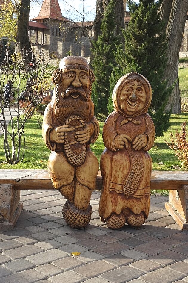 Old Man & Old Lady genre sculpture - Staraya Stanitsa